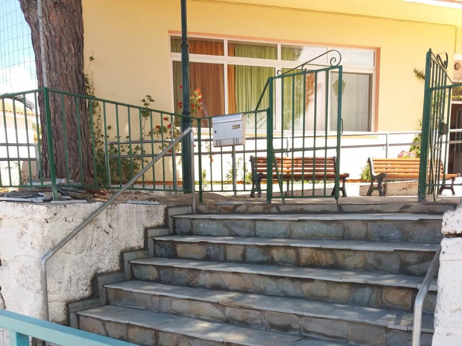 Τα ανακαινισμένα σκαλοπάτια του σχολείου